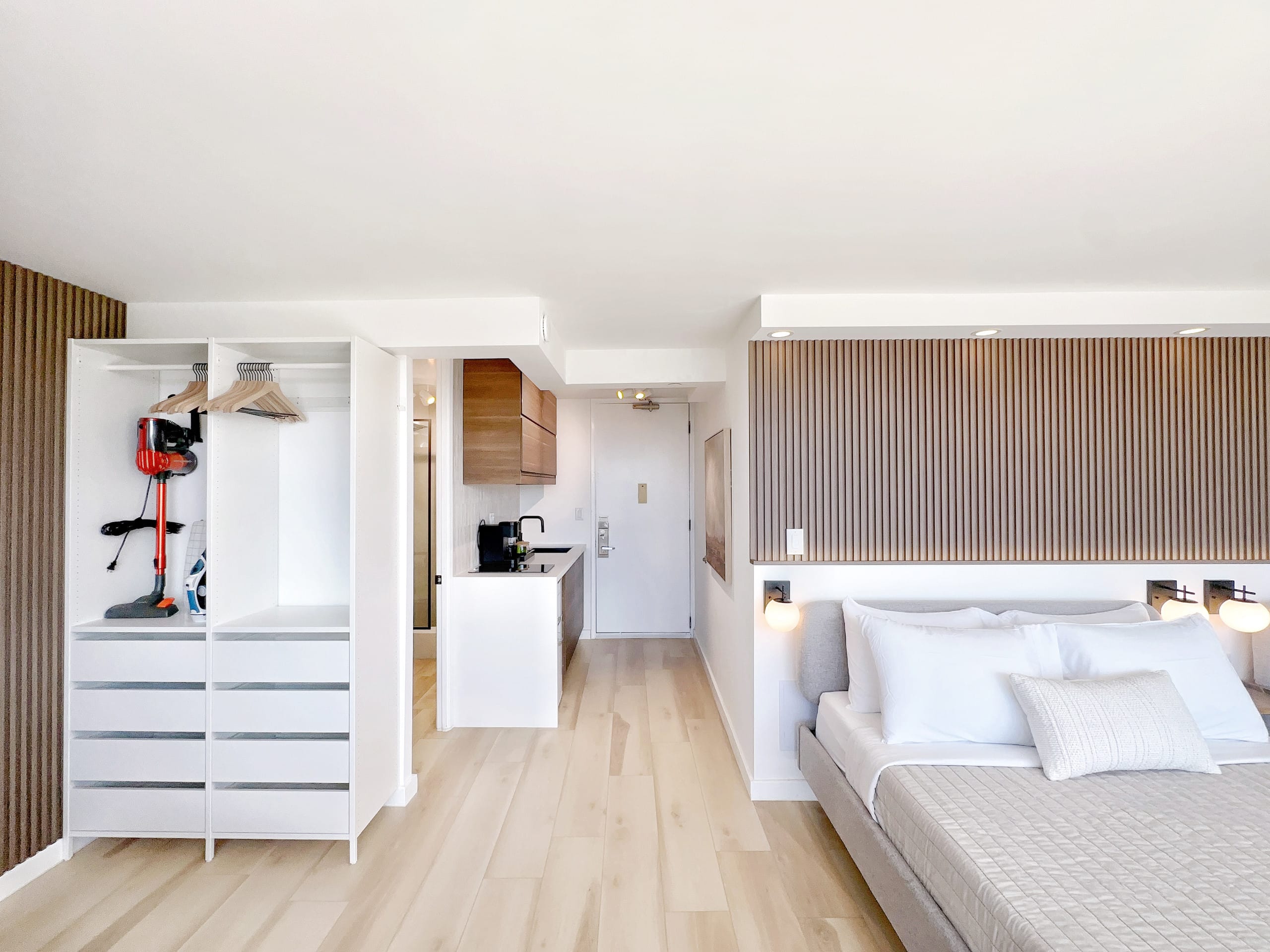 Top FL-Chic Upscale Studio w/2 Queens Near Beach - Image 9