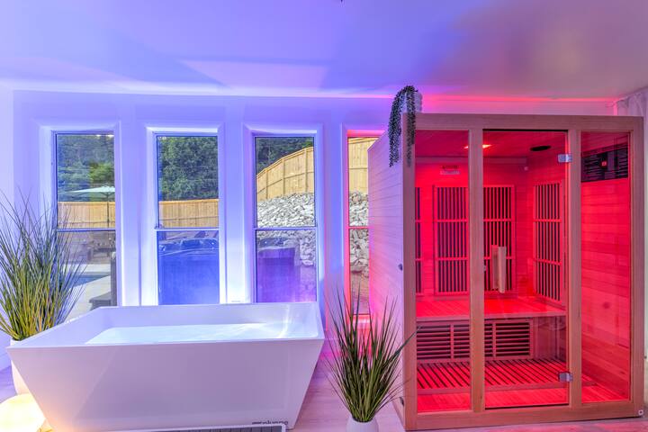 Heated Pool & Spas, Bar, Poker, Billiards, Theatre gallery image 2