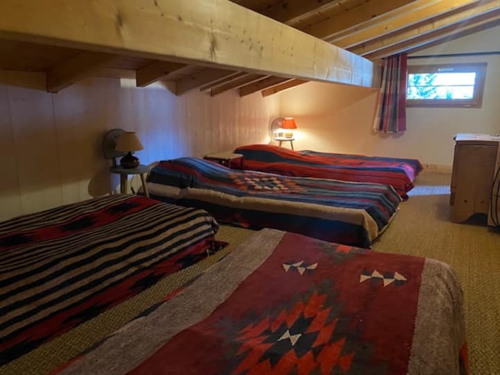 Dormitorio bajo techo al lado de la habitación 4