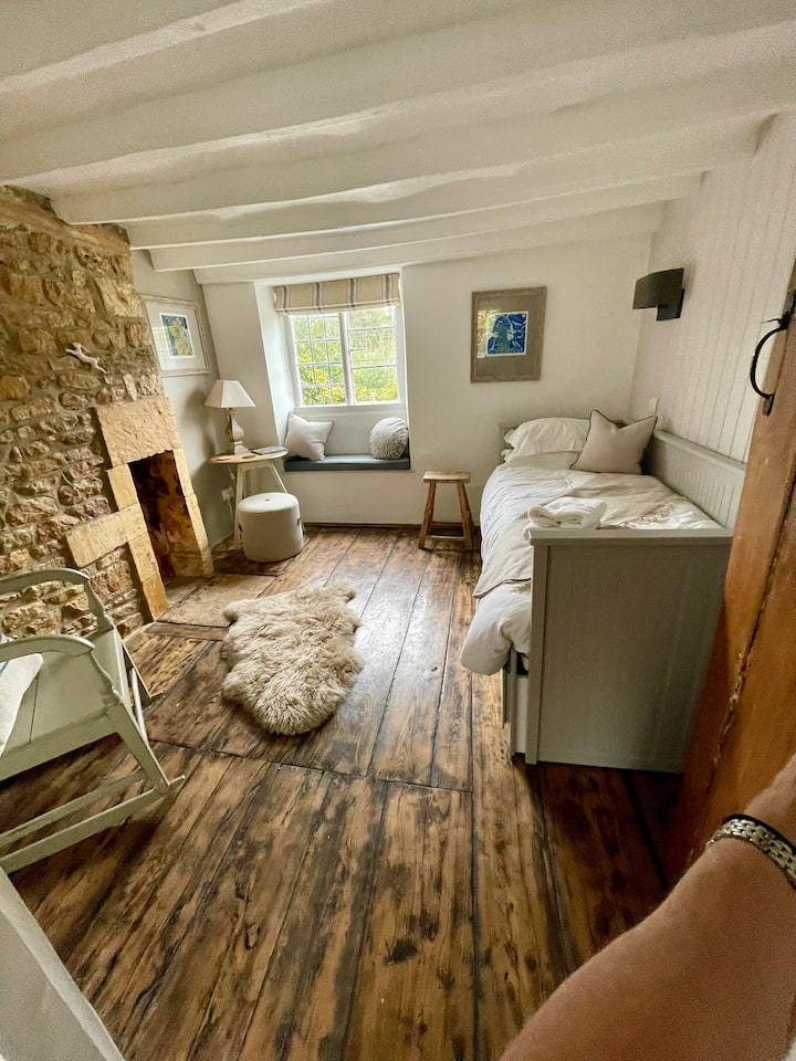 غرفة نوم ثانية مريحة مع سرير مزدوج قابل للسحب. مثالية لطفل واحد أو طفلين صغيرين. 
أقام الأزواج البالغون هنا ولكن الأمر مريح للغاية. 