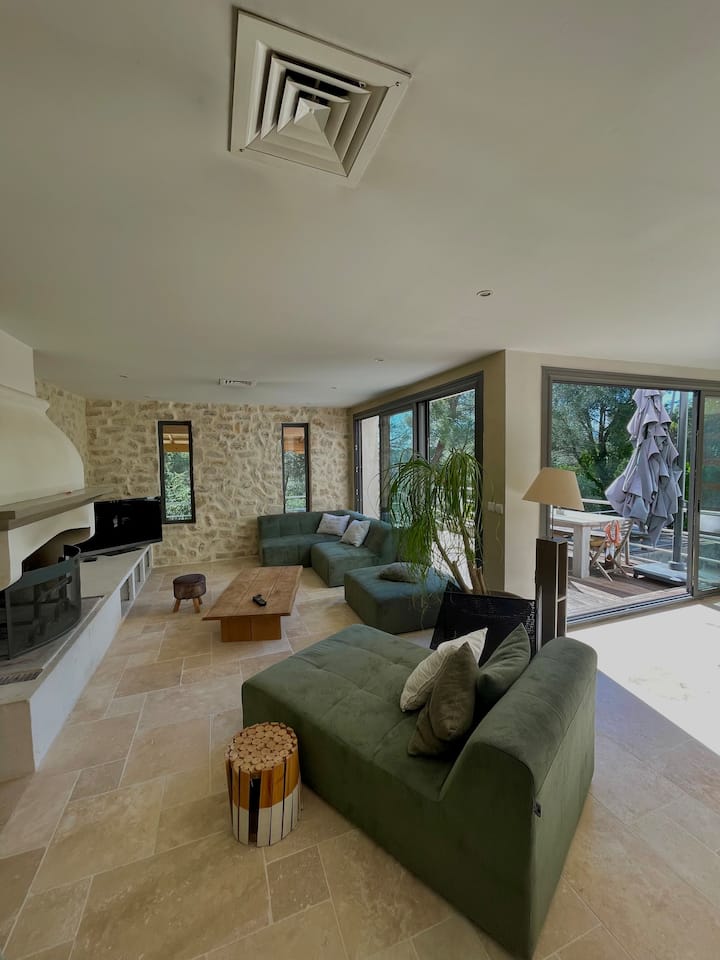 Villa Nichée à Flanc De Colline - Aubagne