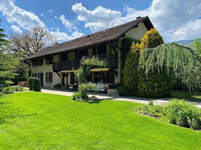 Beautiful house at a 20 min drive from Geneva !