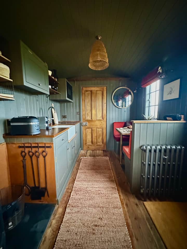 Overbury Hut (The Huts At The Royal Oak) - Winchcombe