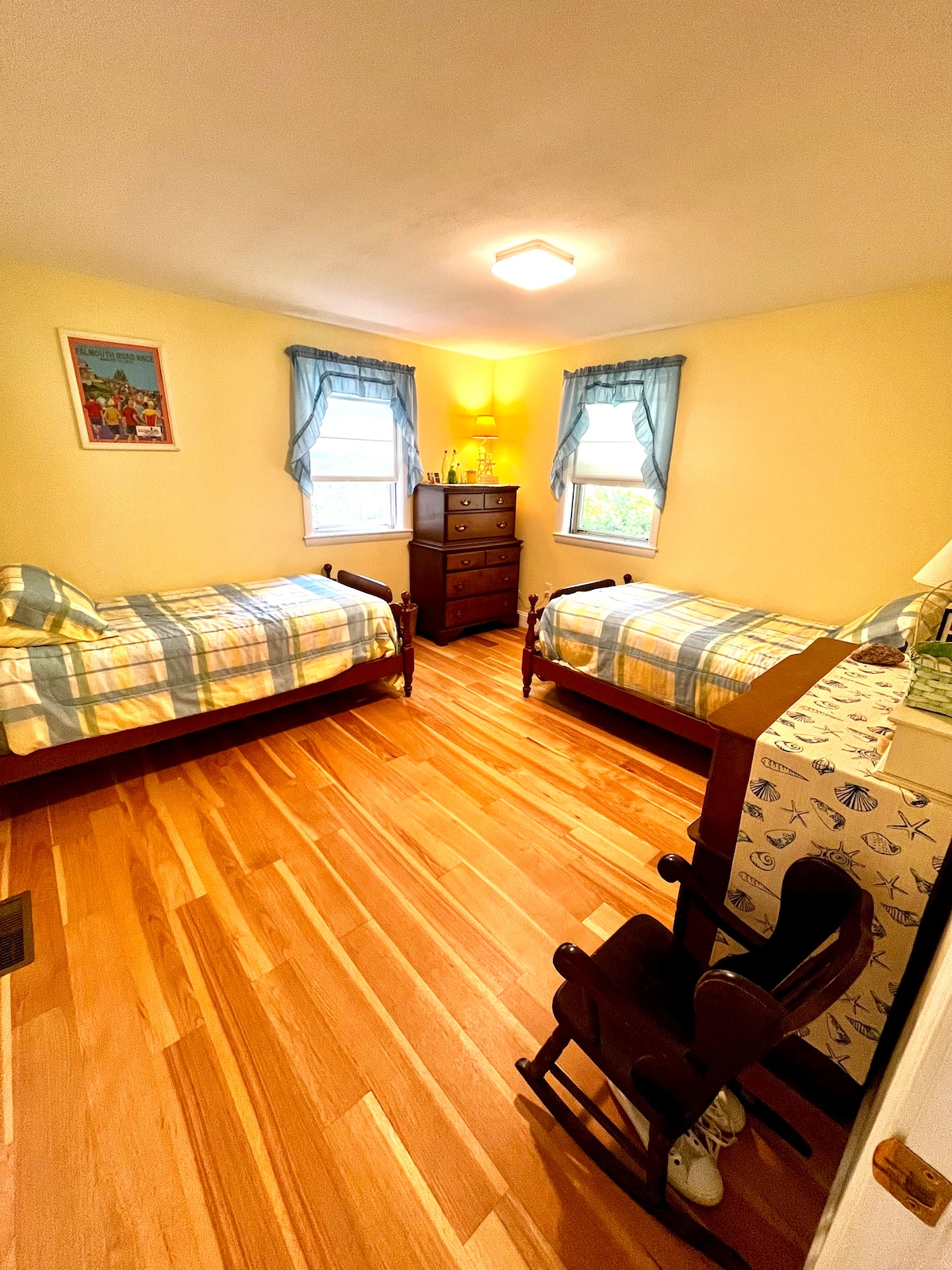 Chumba cha 1 cha kulala kilicho na vitanda viwili pacha pamoja na nafasi ya ziada kwa godoro la kitanda au godoro linaloweza kupenyezwa, pamoja na kabati na vifua viwili vya droo. 