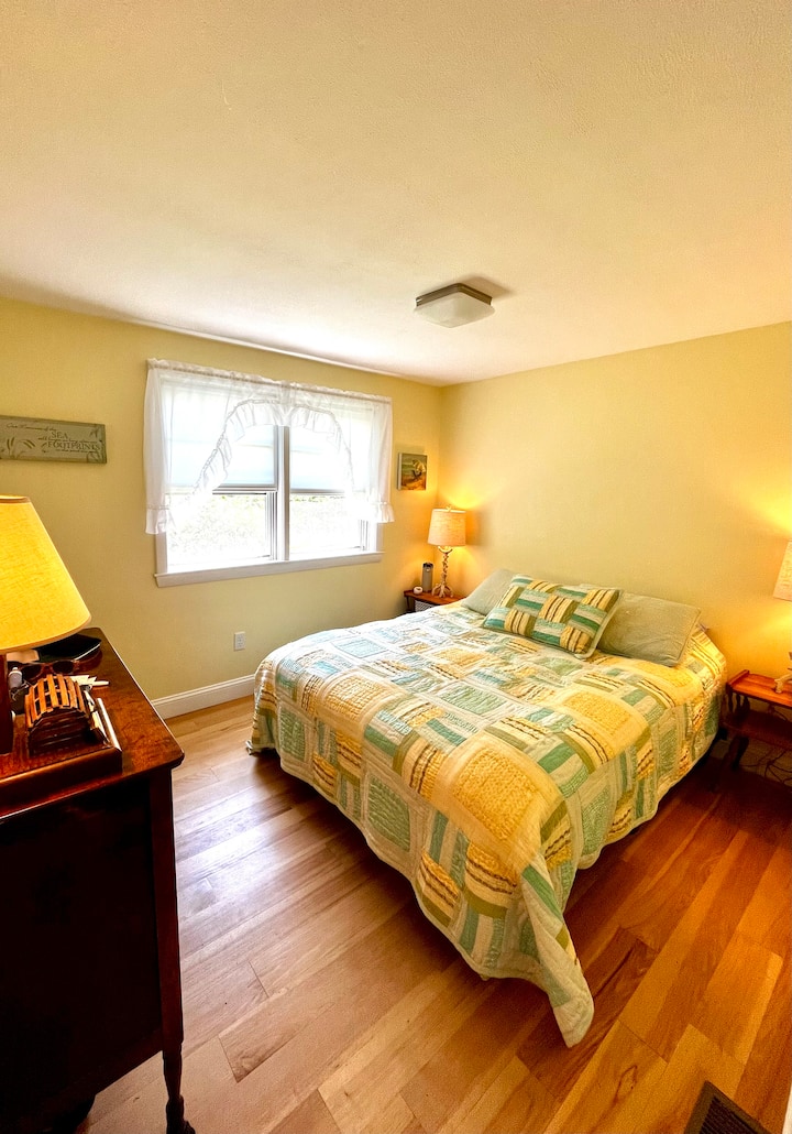 Spálňa 2 s manželskou posteľou, šatníkom a zásuvkami. 