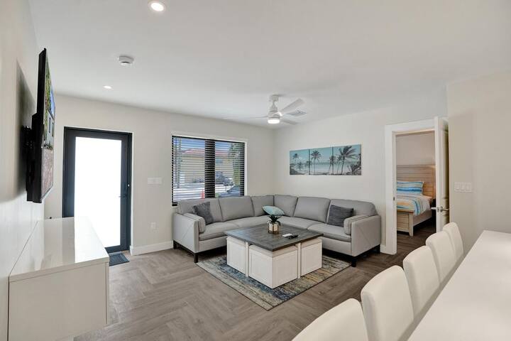 Steps from the beach! Deerfield Beach Bungalow gallery image 5