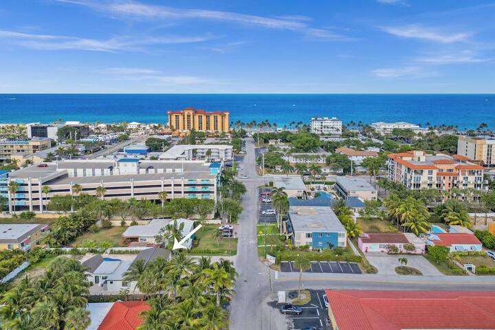 Steps from the beach! Deerfield Beach Bungalow gallery image 2