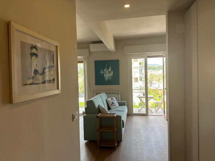 Надолу по коридора се отваря всекидневната с кухненския бокс и трапезарията