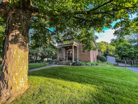 “Church House on Broadway” - Entire Apt. 5 bd 2 ba