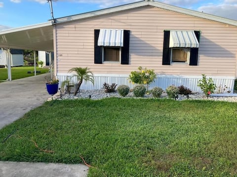 Cozy Lakehouse Getaway