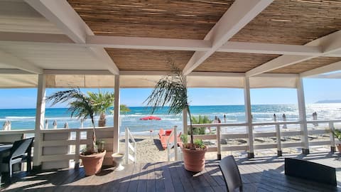 Proprietà Airbnb di successo: Room overlooking the sea with umbrella a Fondi