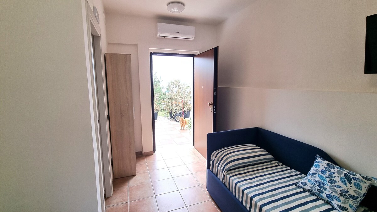 Proprietà Airbnb di successo: Room overlooking the sea with umbrella a Fondi