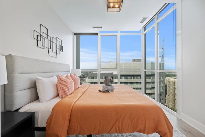 Pata uzoefu wa starehe ya penthouse katika chumba hiki maridadi cha kulala chenye mandhari nzuri ya jiji.