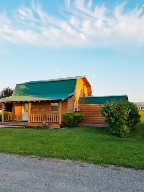 The Grizzly Cabin - Great Views!
