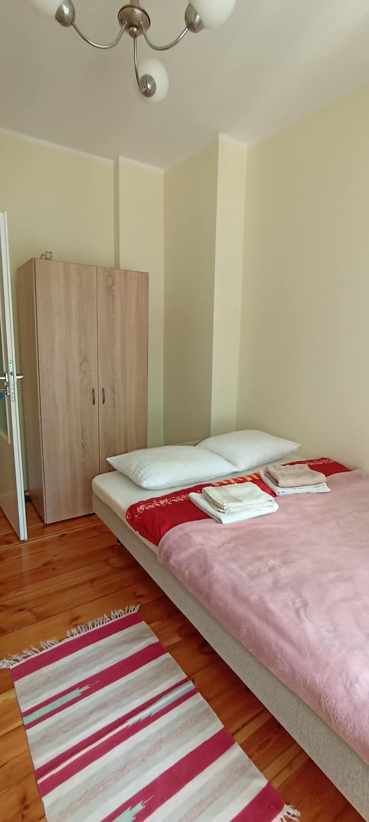 Chumba cha 2 cha kulala kilicho na  kitanda cha watu wawili, kabati na taulo zinazoonekana.