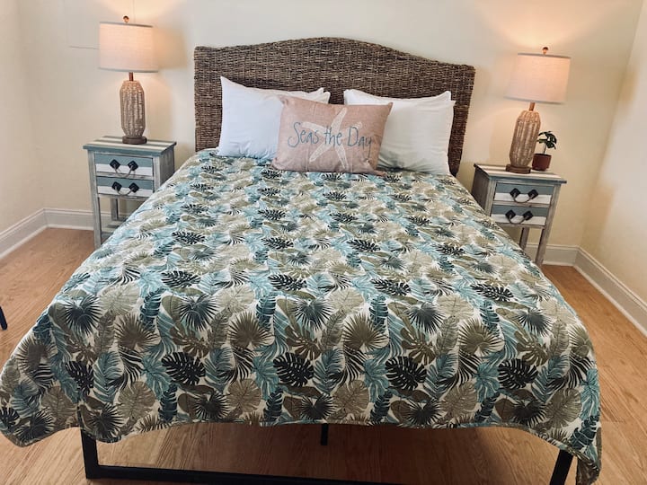 Spavaća soba 2 ima bračni krevet i svjetiljke s USB priključkom za punjenje uređaja.