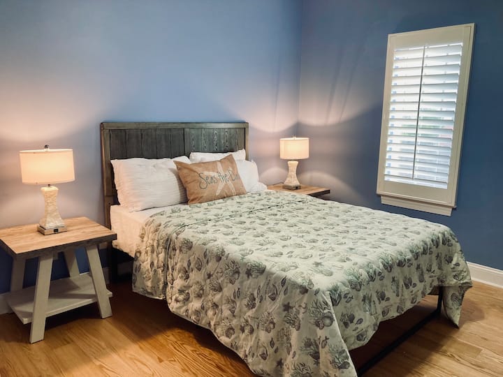 Spavaća soba 3 s bračnim krevetom i drugim krevetom na razvlačenje koji se može premjestiti bilo gdje u smještajnoj jedinici. Svjetiljke imaju priključke za punjenje putem USB-a za vaše uređaje.