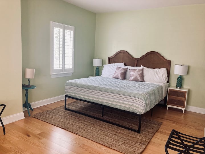 Primarni apartman ima veliki bračni krevet s velikim ugradbenim ormarom i krevetom na razvlačenje koji se može premjestiti bilo gdje u jedinici. 