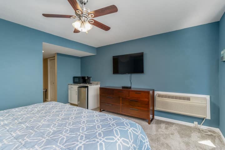 Central Located Condo With Pool! - Osage Beach, MO
