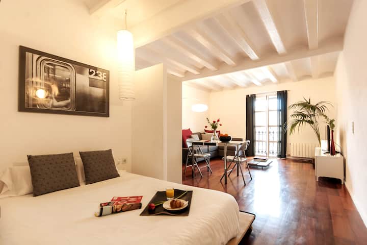 منطقة النوم ، مع سرير مزدوج مريح.