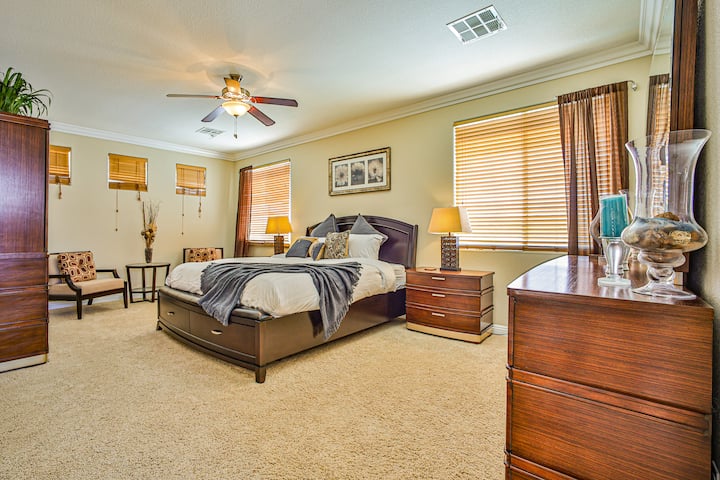 Prešívané paplóny Macy 's Charter Club a plachty s vysokým počtom vlákien. Používame len luxusný nábytok a prémiové osušky. Je tu veľa komôd a priestoru v skrini!