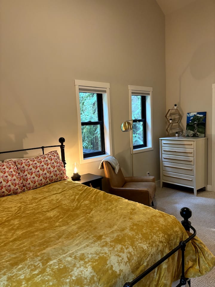 Спалня на горния етаж - двойно легло с прилежаща баня и тоалетна.