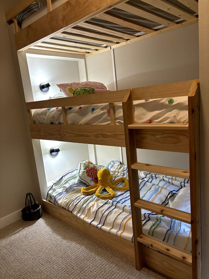 Спалня на горния етаж - вградена в тройни двуетажни легла с индивидуално осветление. Двойни матраци с дължина XL.