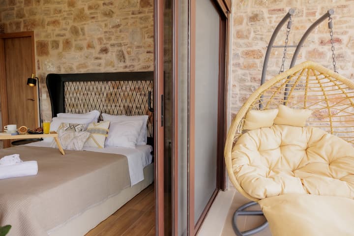 Spavaća soba A'. Privatna kupaonica s masažnom kadom. Balkon s ljuljačkom za gnijezdo. Pogled na more i planine.