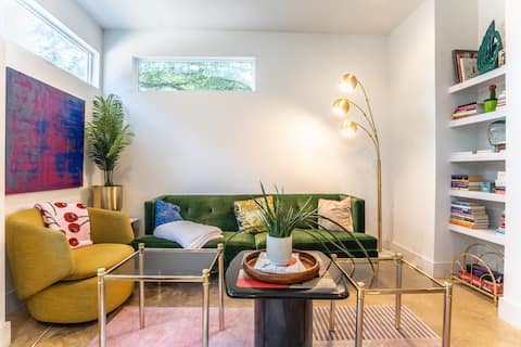 Popular Airbnb listing: Hip 2/2 in East Austin | Great for SXSW, F1, etc. in Montopolis