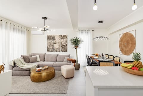 Luxury 3BDR with a pool, parking & breakfast