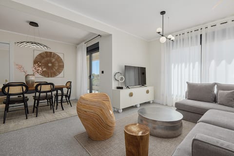 Elegant 2BDR with a pool & parking