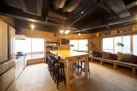 Stay in a retro Yokohama, movie, and drama location. 5LDK, 100 ㎡.