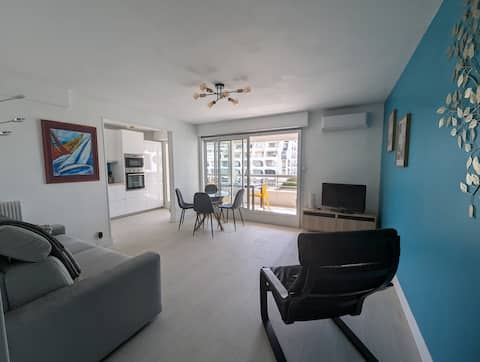 Popular Airbnb listing: Beautiful F2 pool, beach 3 minutes away in La Grande Motte