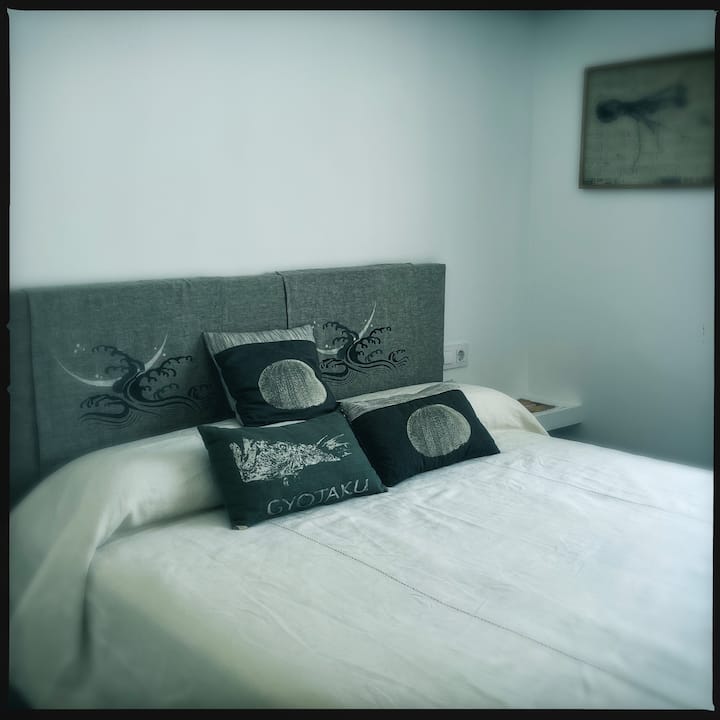 Cama de 150 x 200, cabecero con paños intercambiables.
