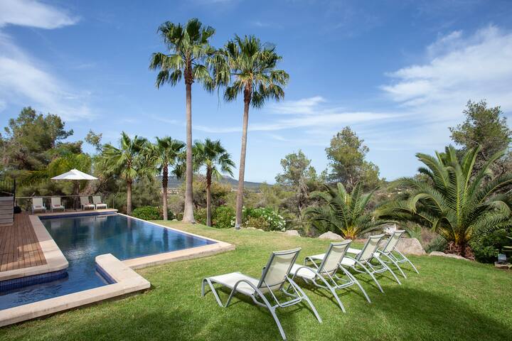 Mountain and sea view Villa gallery image 5