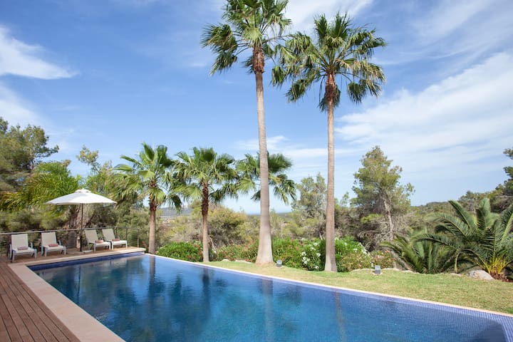 Mountain and sea view Villa