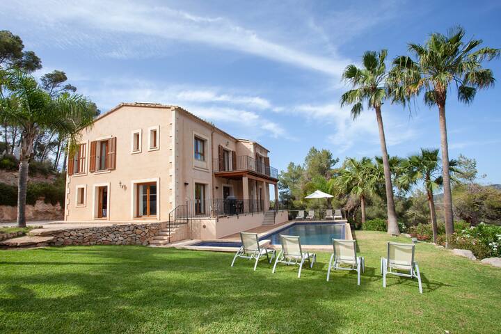 Mountain and sea view Villa gallery image 4