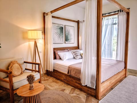 Designer Luxury villa, 10 mins walk from beach