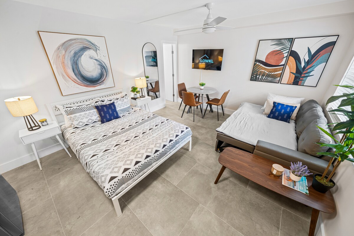 Добре дошли във вашето стилно място за отдих: просторно помещение с уютно двойно легло, универсален разтегателен диван, елегантна маса за хранене и смарт телевизор - всичко това е предназначено за вашия максимален комфорт и удобство.