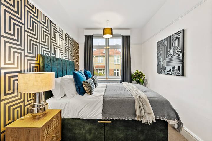 Stunning 4-bed in Bristol – Garden – Sleeps 14 gallery image 3