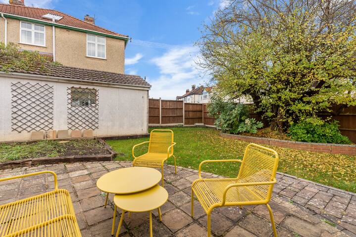 Stunning 4-bed in Bristol – Garden – Sleeps 14 gallery image 4