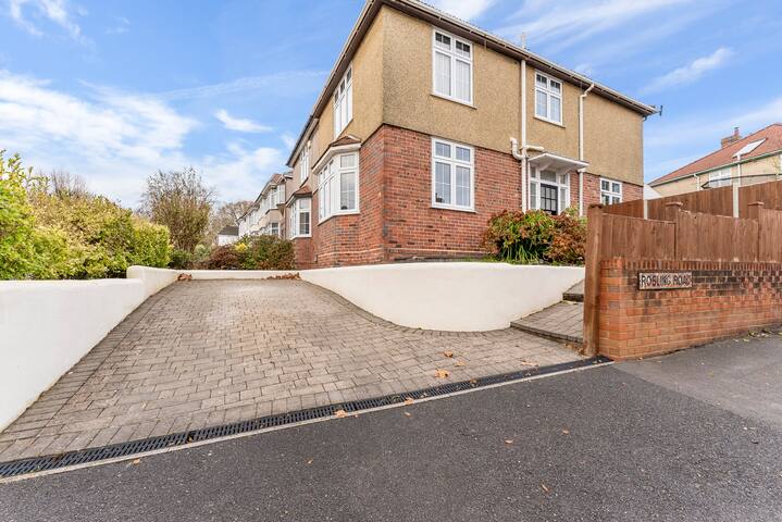 Stunning 4-bed in Bristol – Garden – Sleeps 14 gallery image 2