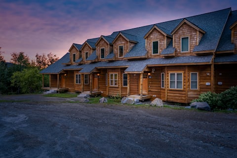 Luxury Ski In/Out Town Home w/Mtn Views & Hot tub!