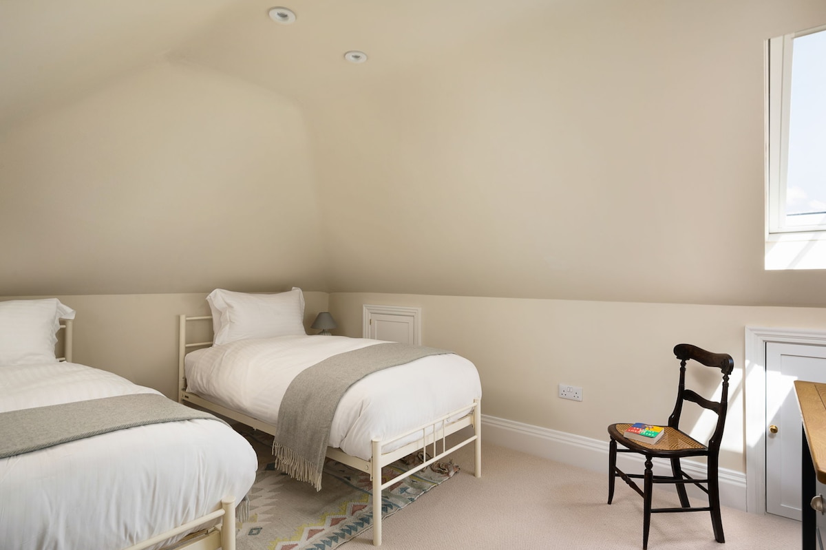 سريران مفردان في الطابق الثاني