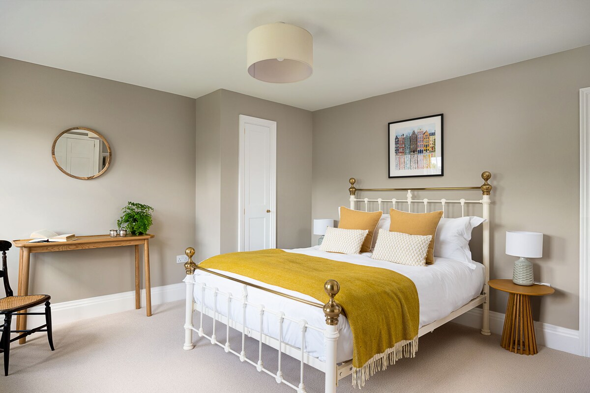 غرفة نوم رئيسية بمقاس كينج مع حمام داخلي