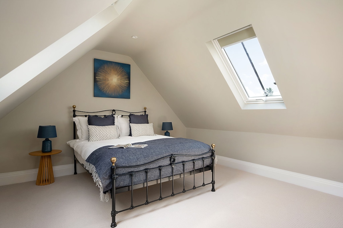 غرفة نوم رائعة بحجم كينج مع حمام مقابل