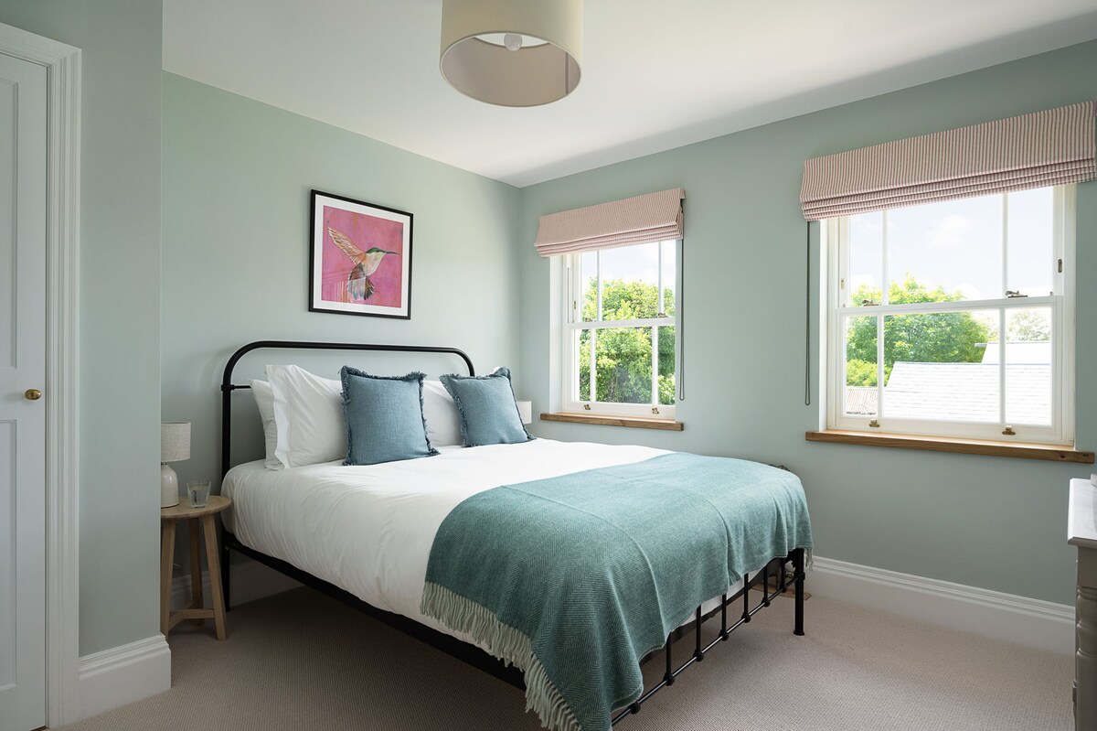 واحدة من أربع غرف نوم رائعة وواسعة بحجم كينج