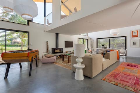 Luxury Home with 5 Suites & Fireplace near Lyon