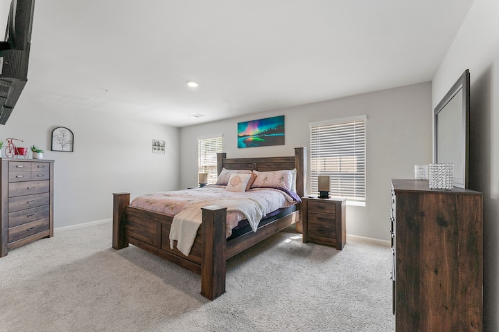 这间现代化的卧室配有一张1.8米宽双人床，非常适合休息睡眠。 平板电视提供娱乐，床头灯则提供温暖、迷人的光芒。 这间客房将舒适与现代风格融为一体，非常适合放松身心。