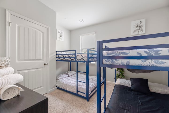 这间舒适的客房设有两张坚固的双层床，最多可供4位房客舒适入住。 每张床都配有毛绒床垫和清新的床上用品。 房间有充足的储物空间、柔和的照明和现代设计，非常适合家庭入住